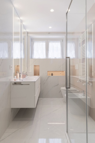 Bagno in stile contemporaneo di 4 di Alessandra Avagnano Architetto