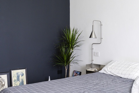 Camera da Letto in stile soft industrial di 18 di Cipria Studio