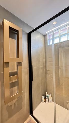 Bagno in stile contemporaneo di 5 di dsdstudio Bagno in stile contemporaneo di 5 di dsdstudio