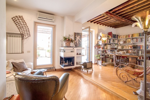 Soggiorno in stile coloniale di 35 di MOB Architects