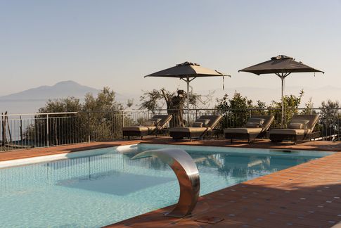 Piscina in stile mediterraneo di 60 di Coluccio architetti