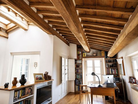 Open Space in stile rustico di 40 di Equus Architects