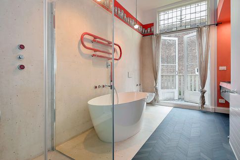 Bagno in stile moderno di 10 di Equus Architects