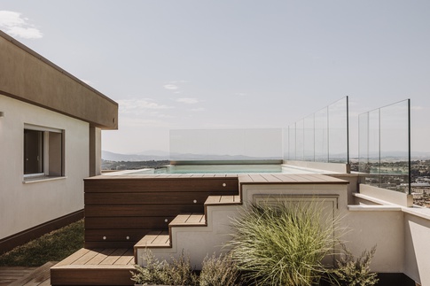 Piscina in stile moderno di 100 di SMartSTUDIO