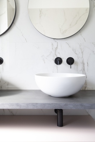 Bagno in stile moderno di 8 di Valentina Solera Architetto