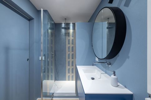 Bagno in stile contemporaneo di 4 di Archifacturing - Sara Cimarelli & Giorgio Opolka