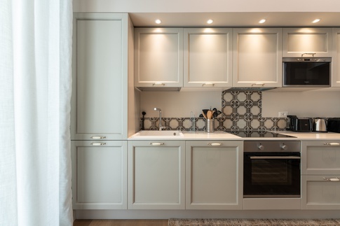 Soggiorno in stile contemporaneo di 23 di Arky’Studio srl