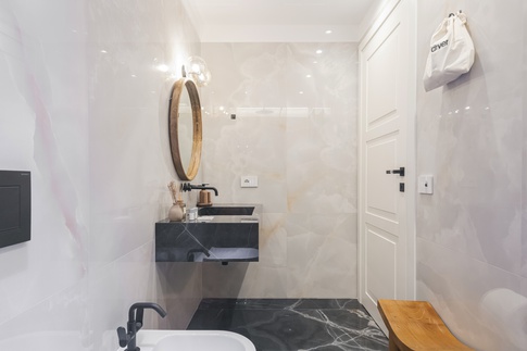 Bagno in stile contemporaneo di 6 di Martini & Partners
