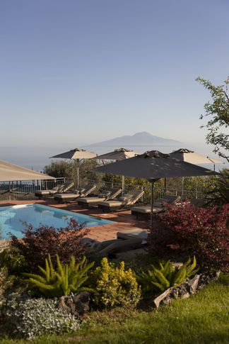 Piscina in stile mediterraneo di 60 di Coluccio architetti