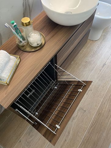 Bagno in stile contemporaneo di 4 di Silvia Aquilani . Design studio