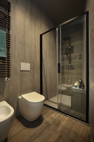 Bagno in stile soft industrial di 5 di Arar Studio di Arar Muna Isabella