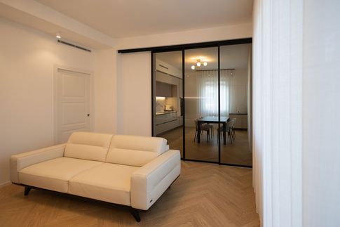 Soggiorno in stile moderno di 40 di Enzo Razzano Architettura