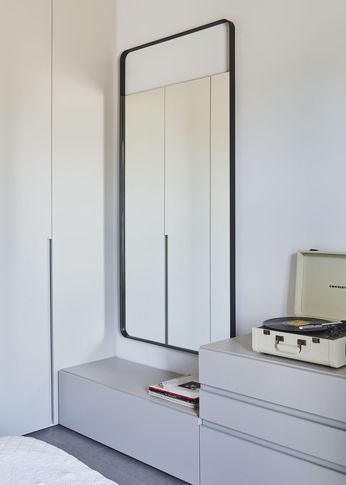 Camera da Letto in stile contemporaneo di 16 di Giulia Dagheti Architetto