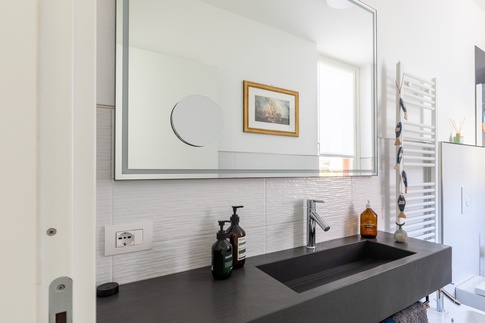 Bagno di Servizio in stile contemporaneo di 5 di Mobili Vivarelli S.R.L.