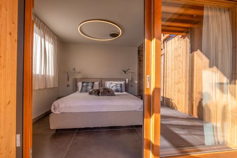 Camera da Letto in stile moderno di 13 di Design Alpino