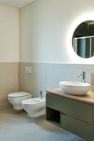 Bagno in stile contemporaneo di 8 di STUDIO AEDES STP SRL