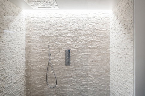 Bagno in stile moderno di 9 di L2 architecture + interior design