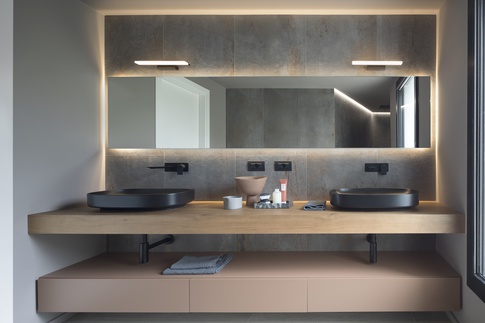 Bagno in stile moderno di 10 di WPVA Walter Pescarollo-Vivan Architects