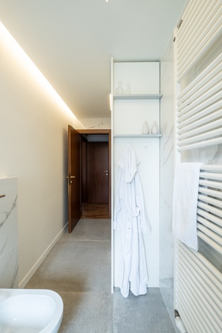Bagno in stile moderno di 6 di Bossi Vigorito Building Interior