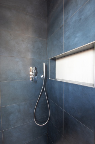 Bagno in stile contemporaneo di 5 di architetto Caterina Martini Bagno in stile contemporaneo di 5 di architetto Caterina Martini