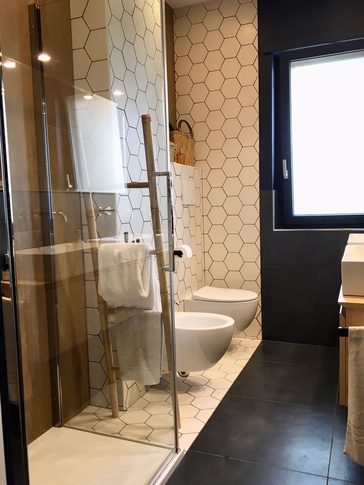 Bagno in stile contemporaneo di 5 di Architetta Marinella Verardi