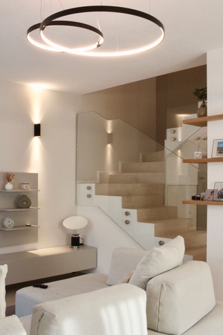 Soggiorno in stile contemporaneo di 28 di SuMisura Architetti