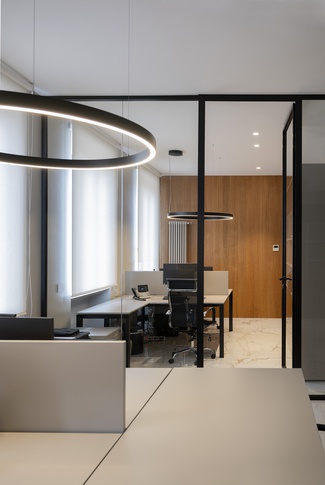 Open Space in stile contemporaneo di 350 di Z5AI