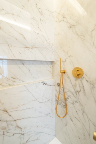 Bagno in stile moderno di 5 di Bossi Vigorito Building Interior Bagno in stile moderno di 5 di Bossi Vigorito Building Interior