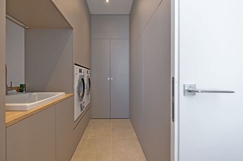 Lavanderia in stile japandi di 7 di Studio di Architettura Barbara Vucusa Architetto