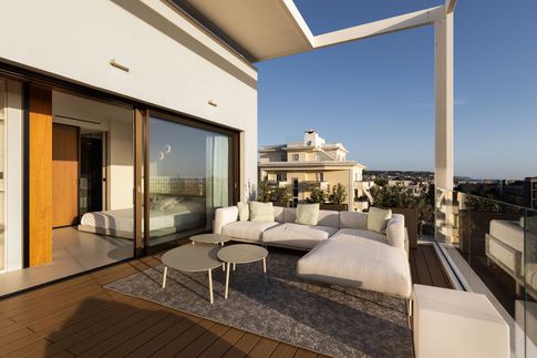 Terrazza in stile moderno di 50 di Alessandro Magno Studio Terrazza in stile moderno di 50 di Alessandro Magno Studio
