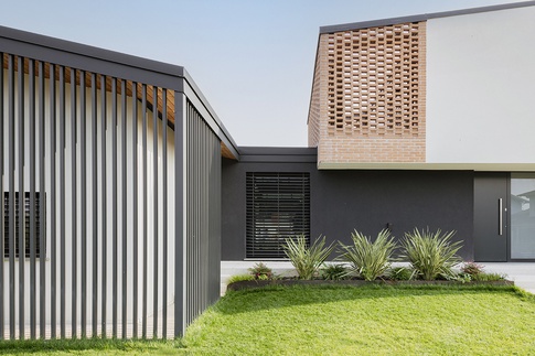 Facciata in stile contemporaneo di null di tIPS ARCHITECTS