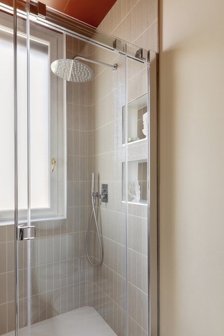 Bagno in stile contemporaneo di 6 di tapas studio