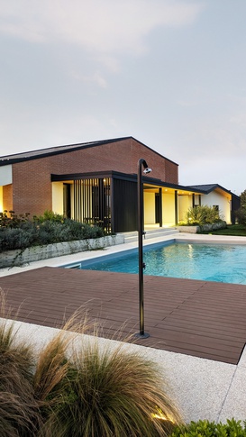 Piscina in stile contemporaneo di 40 di tIPS ARCHITECTS