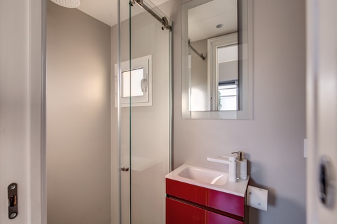 Bagno in stile contemporaneo di 5 di MOB Architects