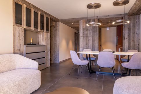 Soggiorno in stile moderno di 35 di Design Alpino