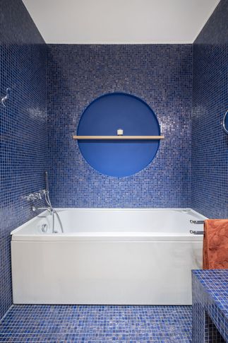 Bagno in stile contemporaneo di 4 di Bossi Vigorito Building Interior