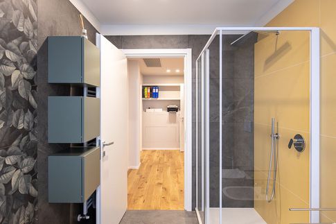 Bagno in stile contemporaneo di 6 di Carola Ribotta architetto