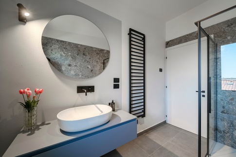 Bagno in stile contemporaneo di 5 di DQA Studio di architettura