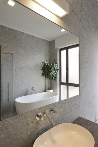 Bagno in stile moderno di 7 di RGAstudio