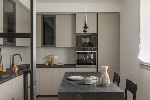 Cucina in stile contemporaneo di 10 di tapas studio