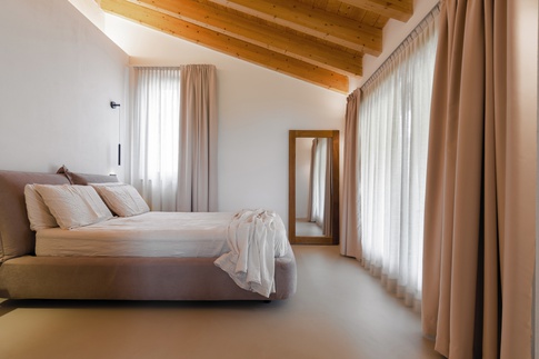 Camera da Letto in stile soft industrial di 19 di Simona Fogalesi interior designer