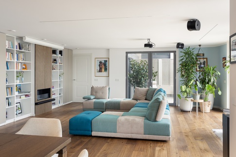 Soggiorno in stile moderno di 44 di NOMADE ARCHITETTURA