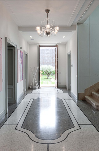 Ingresso in stile classico di 40 di 5.1 Code srl Ingresso in stile classico di 40 di 5.1 Code srl