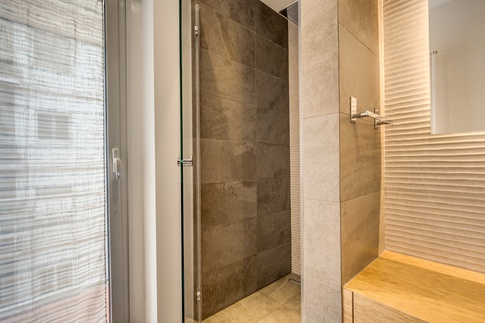 Bagno in stile contemporaneo di 6 di MOB Architects