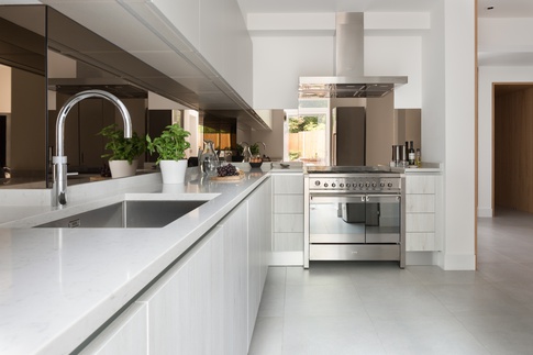 Cucina in stile moderno di 80 di M'ama interni +