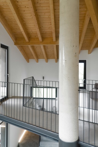 Corridoio in stile soft industrial di 5 di Simona Fogalesi interior designer