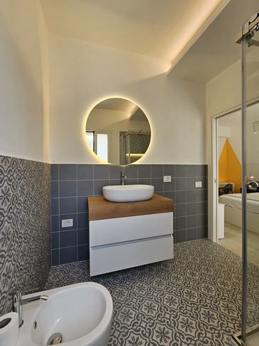 Bagno in stile mediterraneo di 5 di Alessandra Gambino Architetto - AGA