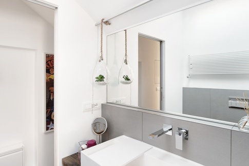 Bagno in stile contemporaneo di 4 di kkarchitecture Bagno in stile contemporaneo di 4 di kkarchitecture