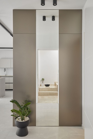 Ingresso in stile moderno di 3 di Chantal Forzatti architetto Ingresso in stile moderno di 3 di Chantal Forzatti architetto