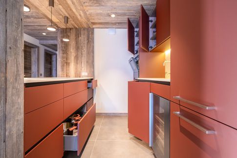 Cucina in stile moderno di 35 di Design Alpino